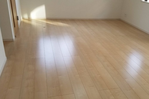 ガラスコーティング施工後の写真 フローリングはオリエント:エポルカフロア リビングシカモアです。