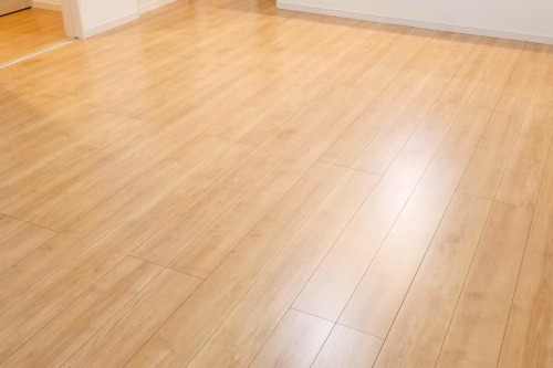 ガラス フロアコーティング 施工後の写真 飯田産業様の物件です。フローリングは大建工業:ルームアートです。