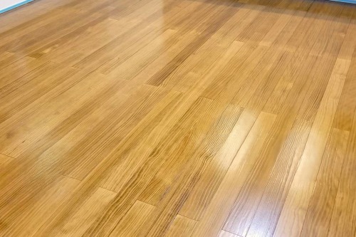 ガラス フロアコーティング 施工後の写真　ポラス様の物件　フローリングは ウッドワン：ピノアースです。