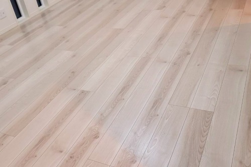 ガラス フロアコーティング 施工後の写真 フローリングはリクシル:ラシッサDフロアアースです