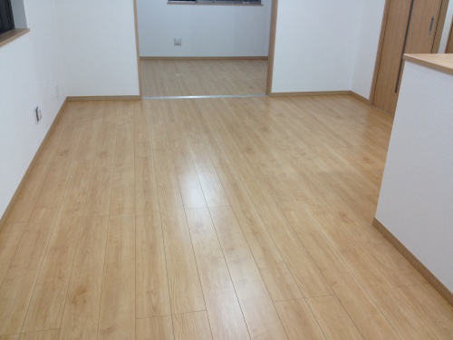 ガラス フロアコーティング 施工後の写真　飯田産業 様の物件　フローリングは 大建工業：サンロードアート です。