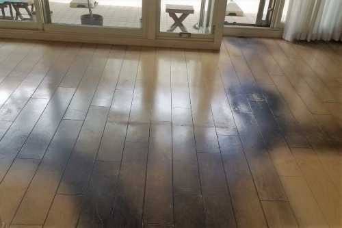 塗り重ねたワックスが黒く変色した状態です