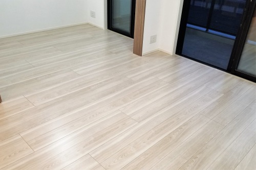 ガラス フロアコーティング 施工後の写真 プレシス大宮土呂 フローリングは 永大産業 のシートフローリング(TFP-443)です。