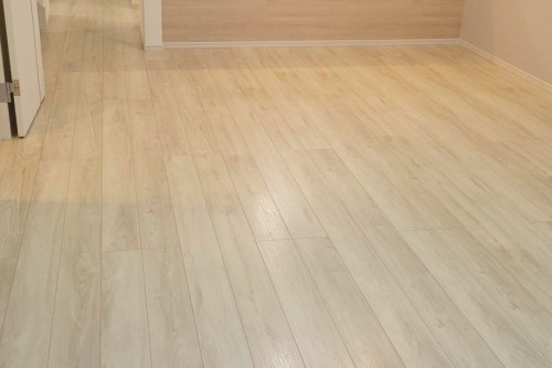 ガラス フロアコーティング 施工後の写真　ケイアイスター不動産様の物件　フローリングは オリエント：イービットフロア（チェスナットホワイト）です。
