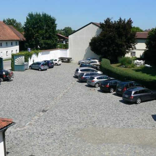 Parkplatz im abgeschlossenen Hof
