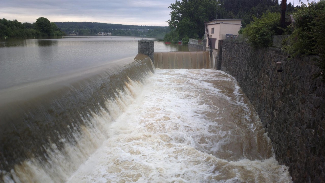 Wasser ströhmt in den Hochwasserüberlauf...