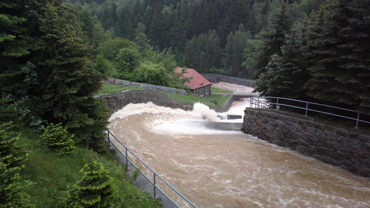 ... und schießt in das Weißeritztal.