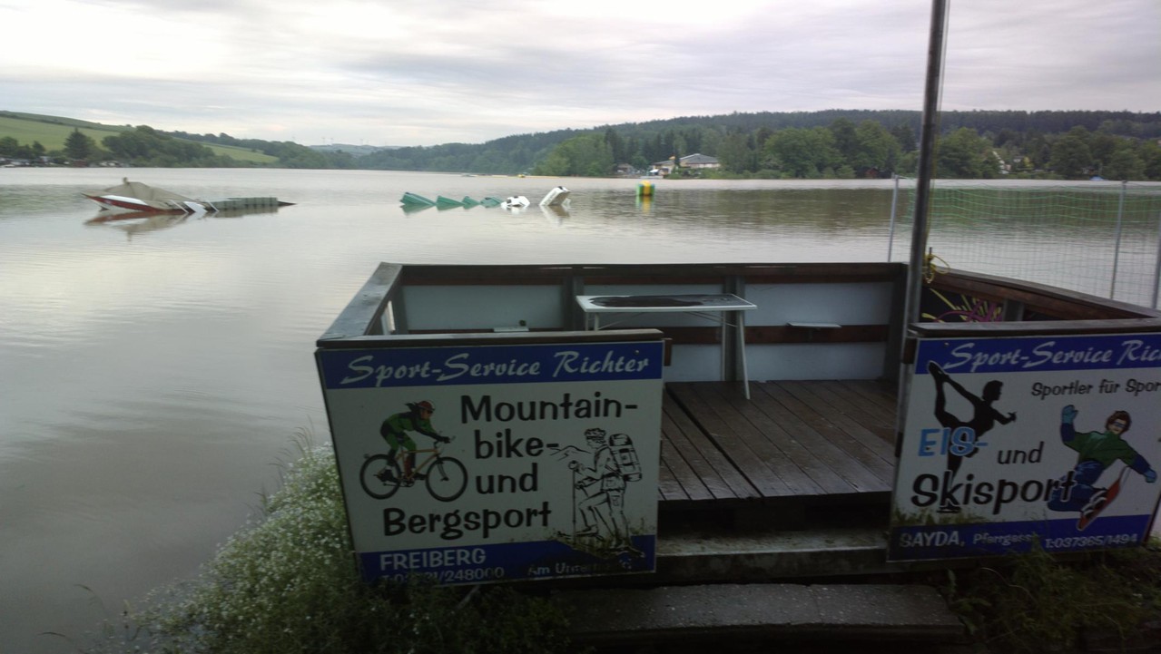 Freibad steht unter Wasser