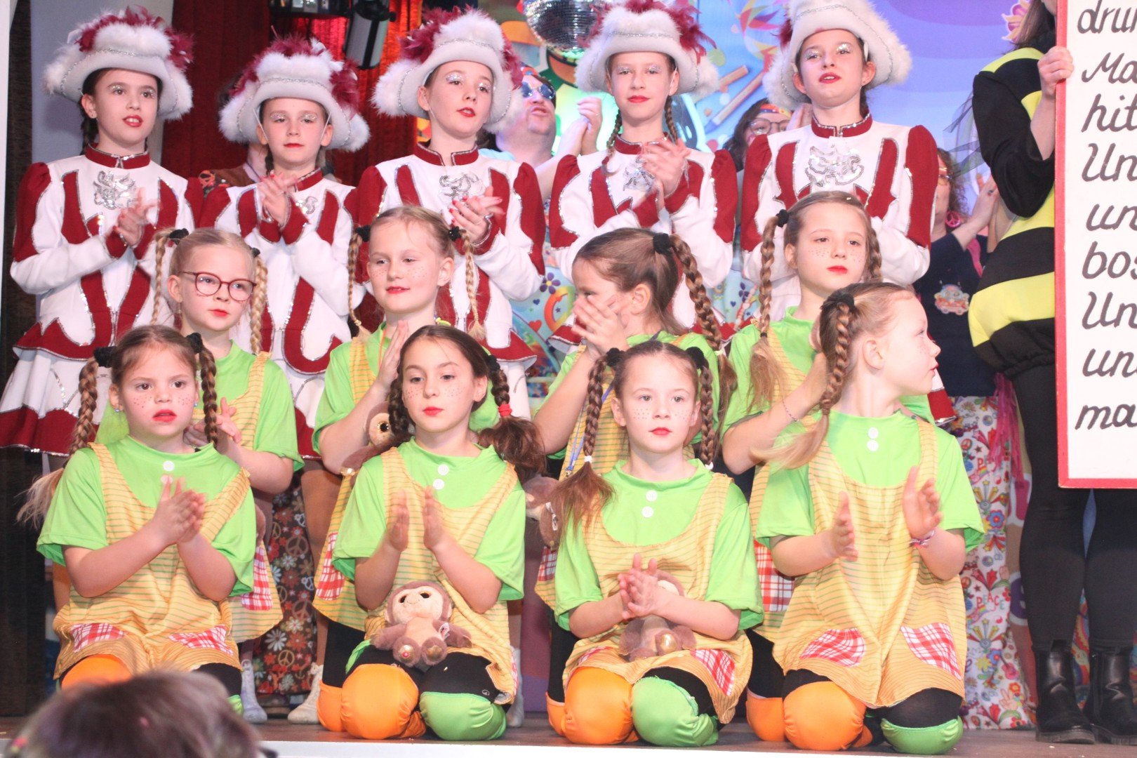 Kinder feiern im Hippie-Land in Mackenzell