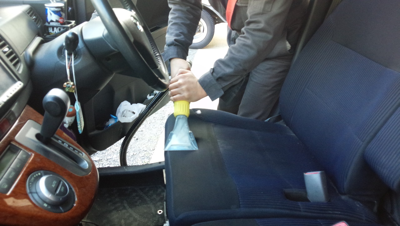 車内の汚れ 臭いにお困りではないですか 倉敷市真備町のサトウオートサービス 車内の汚れ 臭いにお困りではないですか 倉敷市真備町のサトウオートサービス