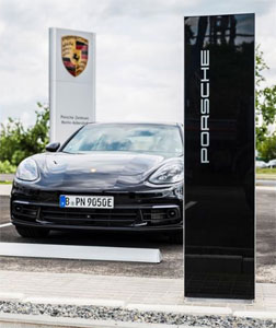 Die Kundenparkplätze sind mit Schnellladesäulen für Elektro-Autos ausgestattet