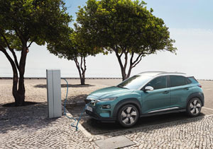 Der Hyundai Kona Elektro hat auch ausgeprägte Langstreckenqualitäten: Die Batteriekapazität beträgt in der 150-kW-Version 64 Kilowattstunden, die in Kombination mit dem effizienten Elektroantrieb eine Reichweite von bis zu 470 Kilometern nach WLTP möglich