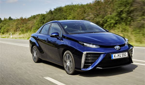 Mit einer Tankfüllung fährt das Brennstoffzellen-Auto Toyota Mirai bis zu 500 Kilometer weit