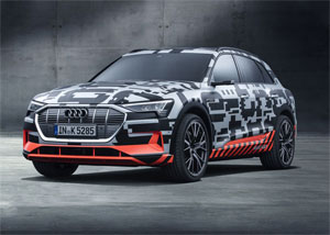 Die Design-Tarnung des e-tron visualisiert Hochvolt-Antrieb und Batterie-Technik