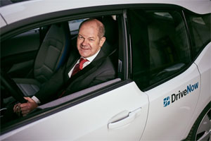 Hamburgs Erster Bürgermeister Olaf Scholz in einem elektrischen BMWi3 von DriveNow