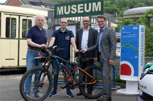 Vor dem Gelände der historischen Straßenbahn in Wuppertal befindet sich jetzt auch eine Elektroladestation für E-Bikes.