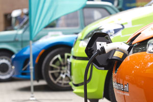 Elektroautos und Plug-in-Hybride können gleichermaßen Strom tanken.
