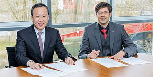 Unterzeichnung des Letter of Intent: Ph. D. Seh-Woong (S.W.) Jeong, Executive Vice President Samsung SDI (links) und Dr. Hartung Wilstermann, Executive Vice President E-Solutions & Services bei Webasto (rechts)