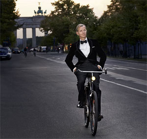 Max Raabe fährt auf seinem Fahrrad in Berlin. Quelle: obs/DER DEUTSCHE FAHRRADPREIS/Marcus Höhn