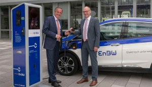 Der OEW-Vorsitzende Landrat Lothar Wölfle (r.) und EnBW-Chef Frank Mastiaux vor einer Ladestation für Elektrofahrzeuge