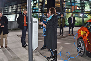 Bayerns Wirtschaftsministerin Ilse Aigner an einer öffentlich-zugänglichen Ladesäule für Elektrofahrzeuge