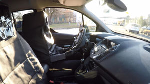 Mit dem "Human Car"-Sitz bleibt der Fahrer für andere Verkehrsteilnehmer weitgehend unsichtbar, so dass der Transporter wie ein autonomes Fahrzeug wirkt.
