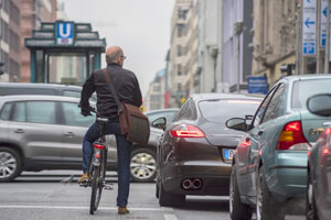 Fahrradfahren in der Stadt. Hier: Friedrichstraße in Berlin. © ADFC/Westrich