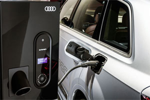 Elektro-Auto Audi Q7 e-tron 3.0 TDI quattro, Ladedock mit Bedieneinheit, elektrisches Laden