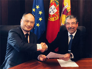 Isbrand Ho, Managing Director bei BYD Europe (links), und Manuel Augusto Soares Machado, Präsident der Gemeinde Coimbra (rechts), unterzeichneten den Vertrag über acht Elektro-Busse