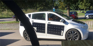 Die in das Elektro-Auto integrierten Solarzellen liefern laut Hersteller täglich Strom für bis zu 30 Kilometer Reichweite