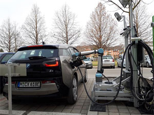 Mit dem robotergesteuerten Schnellladesystem für Elektro-Fahrzeuge präsentieren Forschende der TU Graz gemeinsam mit Industriepartnern eine Weltneuheit