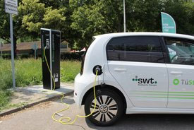 Die neue Elektro-Ladestation am Tübinger Freibad mit zwei Ladepunkten ist seit Ende Mai in Betrieb. (Foto: swt/Schermaul)