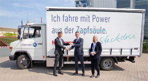 Markus Schell (links, Geschäftsführender Gesellschafter BPW) Matthias Magnor (COO Road & Rail Hellmann Worldwide Logistics) und Prof. Dr. Sabine Bruns-Vietor (Hochschule Osnabrück) vor dem MB Vario mit der elektrischen Antriebsachse „eTransport“ der BPW.