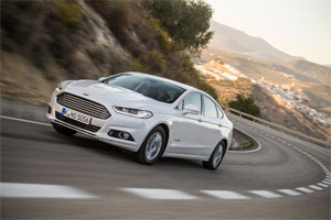 Ford will den Mondeo Hybrid auch in der Karosserievariante Turnier (Kombi) auf den Markt bringen. Die bislang bereits erhältliche viertürige Ford Mondeo Hybrid Limousine (Bild) bleibt weiterhin im Programm .