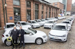 Frank Horch, Senator für Wirtschaft, Verkehr und Innovation in Hamburg, und Ludger Fretzen, Leiter Konzernstrategie für neue Geschäftsfelder im Volkswagen Konzern, übergaben die Elektro-Fahrzeuge am Fischmarkt an ihre neuen Besitzer