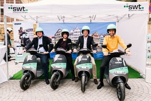 Testeten die COUP eScooter als erste in Tübingen (v.l.n.r.): Ortwin Wiebecke (swt), Elke Gold (teilAuto), Thomas Mauer (COUP) und Oberbürgermeister Boris Palmer.