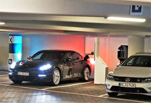 Das autonome Einparken gelingt so präzise, dass der Laderoboter den Stromanschluss eines Porsche Panamera E-Hybrid genau trifft.