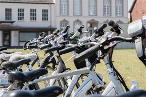 Stellt der Arbeitgeber für Fahrten zwischen Wohnung und Arbeitsstätte - aber auch für private Fahrten- ein Fahrrad zur Verfügung, dann ist dies künftig steuerfrei.