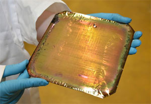 Aus Siliziumscheiben wie dieser stellt das Kieler Forschungsteam Anoden für ihre neuartigen Silizium-Batterien her. Foto/Copyright: Julia Siekmann, Uni Kiel