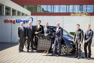 Die Vorstände von Sono Motors und ElringKlinger vor dem Solar-Auto Sion. Für die Produktion eines Batteriesystems vergibt Sono Motors einen Großauftrag über hunderte Millionen Euro an den deutschen Automobilzulieferer