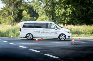 Der Steuergeräteverbund führt die Daten aller Sensoren mit Radar-, Video-, Lidar- und Ultraschalltechnik zusammen (Sensordatenfusion), wertet sie innerhalb von Millisekunden aus und plant den Fahrweg des Fahrzeugs.
