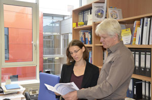 Die Marburger Chemieprofessorin Dr. Stefanie Dehnen und ihr Kollege Professor Dr. Bernhard Roling knüpfen Verbindungen und gewinnen daraus Energie