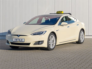 INTAX bietet das Model S von Tesla als Elektro-Taxi an
