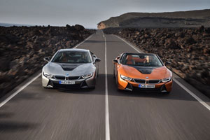 Die elektrische Reichweite liegt bei 55 Kilometern für das BMW i8 Coupé beziehungsweise 53 Kilometern für den BMW i8 Roadster