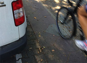 Die Radwege sind jetzt schon viel zu schmal und zu zerschlissen – oder einfach gar nicht vorhanden, betont der ADFC.