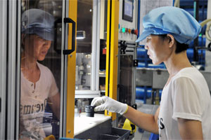 Mitarbeiter in Qingdao bei der Montage eines NORMAQUICK PS3-Steckverbinders