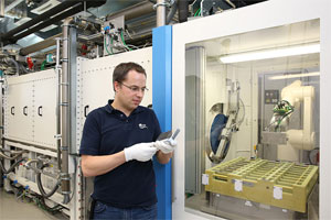 batteriezellen_zsw.jpg. Mit dem Aufbau der "Forschungsplattform für die industrielle Produktion von großen Lithium-Ionen-Zellen (FPL)" am ZSW wurde die Lücke beim Übergang vom Labormaßstab zur Serienfertigung geschlossen. Bild: ZSW