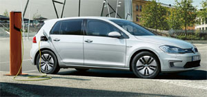 Im ADAC-Vergleich ist der e-Golf von VW unabhängig von der Fahrleistung günstiger als ein vergleichbarer Benziner oder Diesel