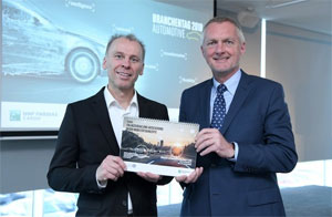 Studienleiter Professor Dr. Stefan Bratzel, Direktor des Center of Automotive Management (CAM) und David Furtwängler, Hauptbevollmächtigter und CEO von BNP Paribas Cardif Deutschland bei der Präsentation der Studie (von links).