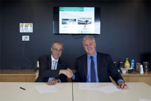Unterzeichnung der Vereinbarung von Dr. Eckart Bierdümpel, Fraunhofer (links), und UNSW-Dekan Professor Mark Hoffman (rechts) in Sydney